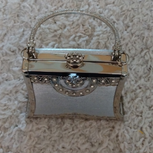 Metallic Silver Toned Evening Bag. - Picture 3 of 7